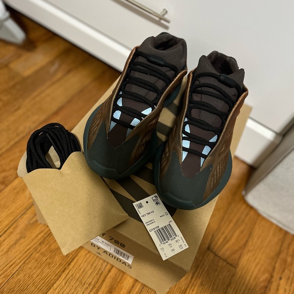Adidas Yeezy Boost 700 V3 Copper Fade size 6 men’s 7.5 women’s - Picture 10 of 10